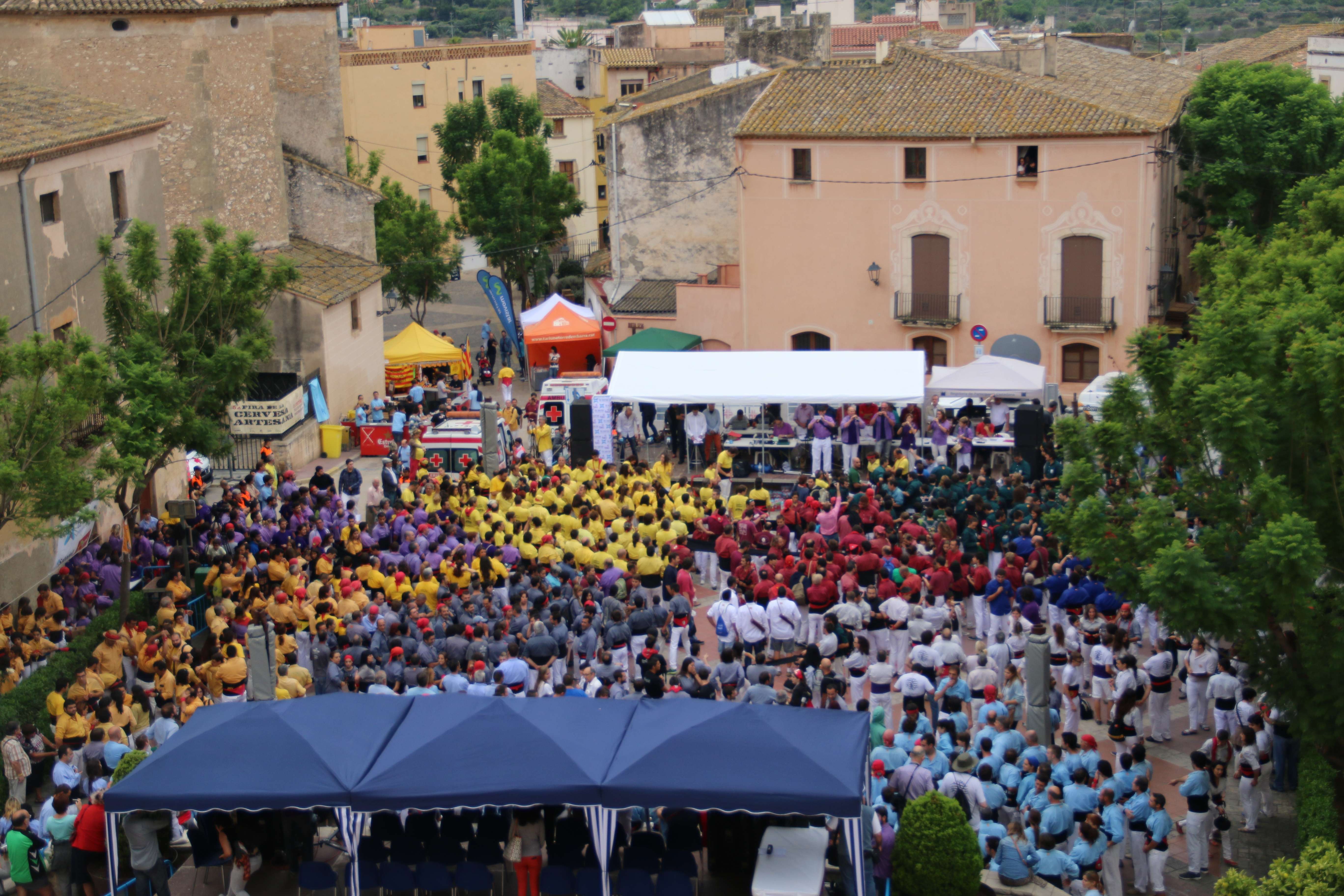 La plaça del Castell de Torredembarra, instants abans de l'inici del XXV Concurs de Castells